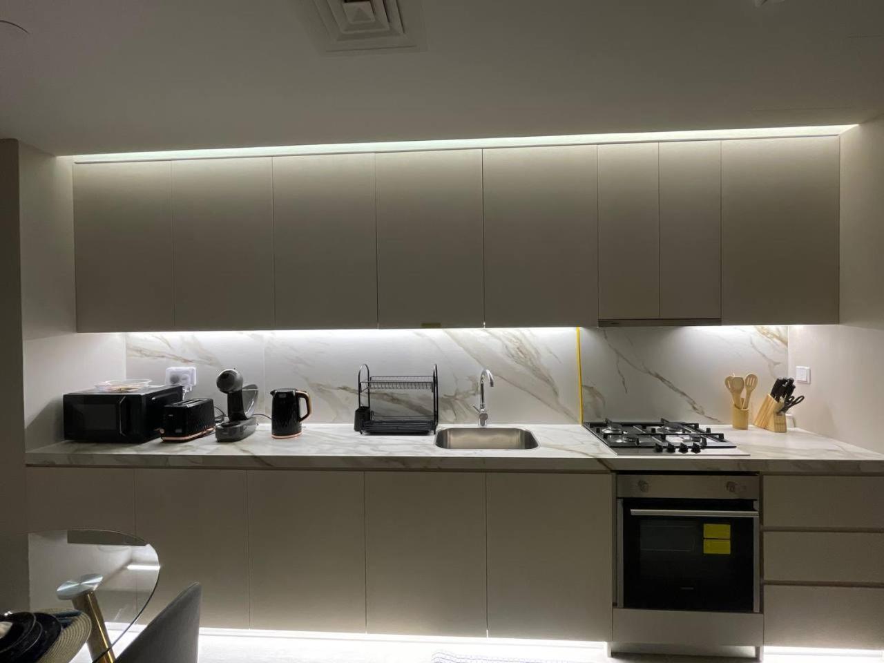 Marina Walk Gem Modern With Pool & Gym Access, Steps To & Metro Managed By Sunnyhomes Appartement Dubaï